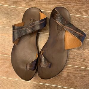 Cydwoq sandals
